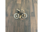 Broche vélo noir et strass
