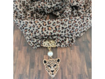 Foulard mousseline avec pendentif léopard