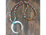 Collier long demi-lune turquoise, rouge et bois