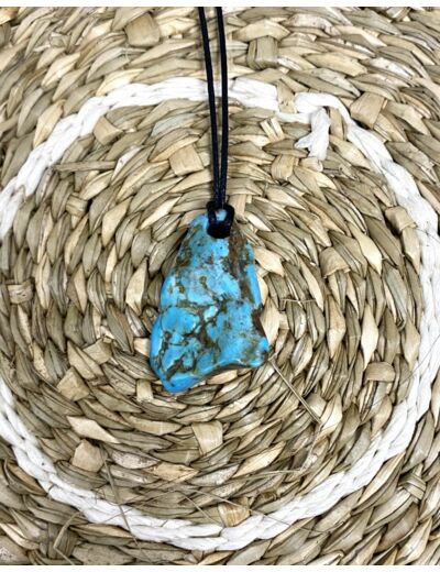 Pendentif turquoise troué