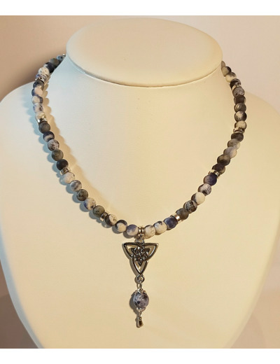 Collier en sodalite celtique