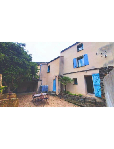 Maison au pied du château de Roquefère