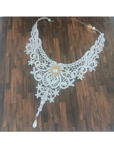 Collier dentelle blanc triangle