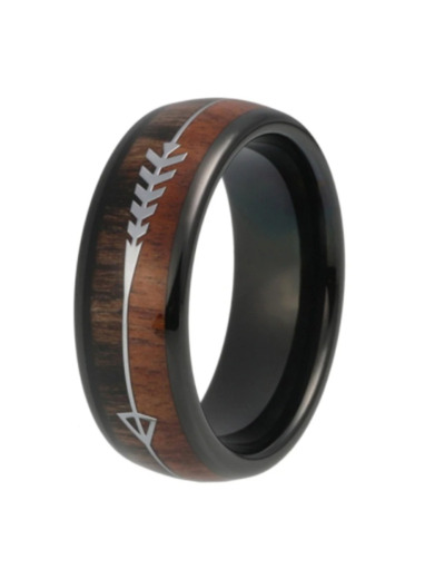 Bague en forme de flèche, incrustation en bois naturel sur acier inox noir