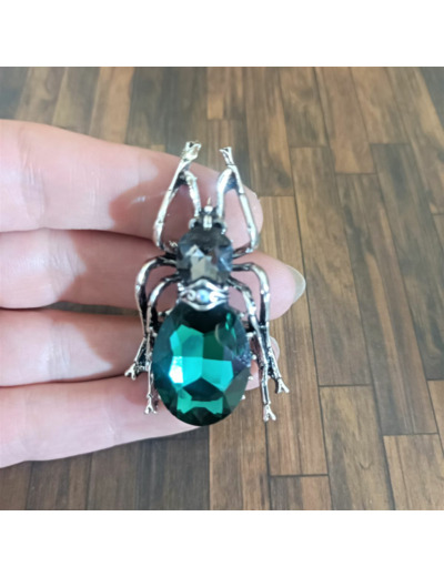 Broche scarabée vert