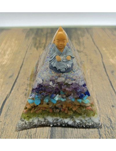 Pyramide orgonite bouddha n°9    7x7cm