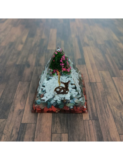 Pyramide orgonite n°29  5 x 5cm