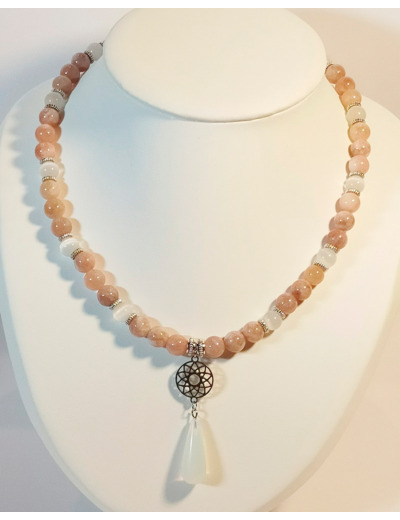 Collier en pierre de lune/opale blanche mandala