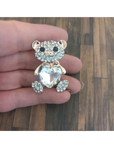 Broche ours en forme de cœur en cristal