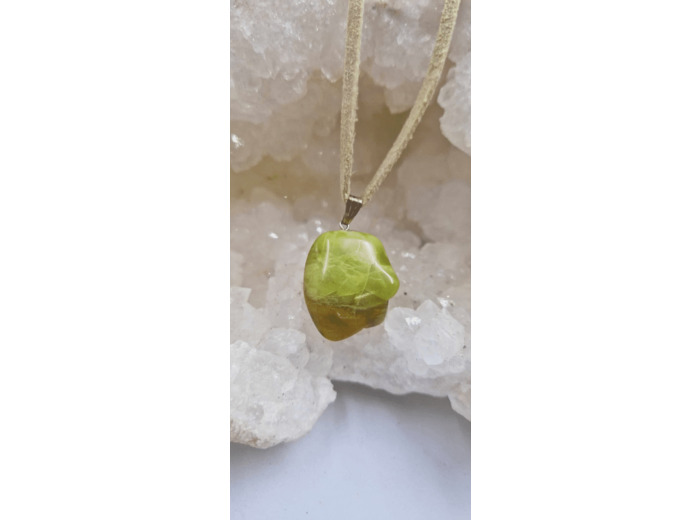 Pendentif opale kiwi cordon en cuir olpa1837