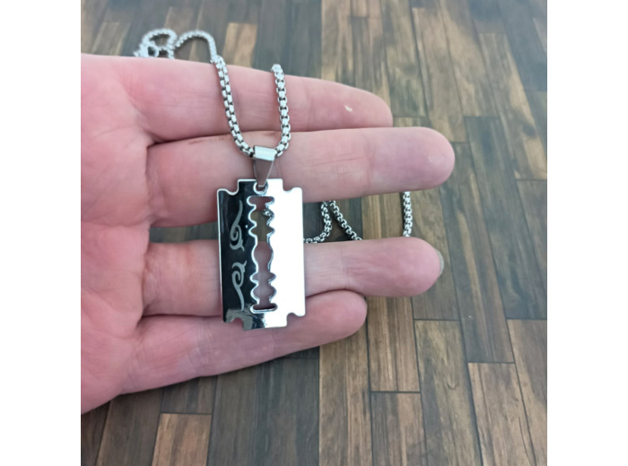 Pendentif homme lame de rasoir en acier inox