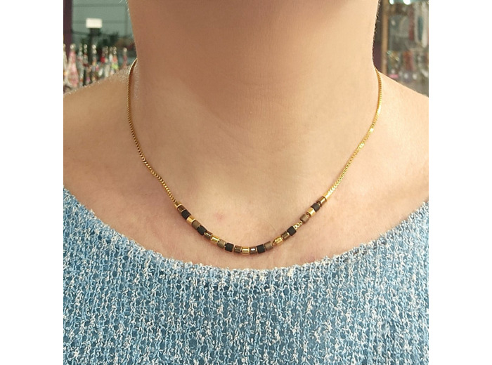 Tour de cou chaîne et perles tons noir, doré, marron