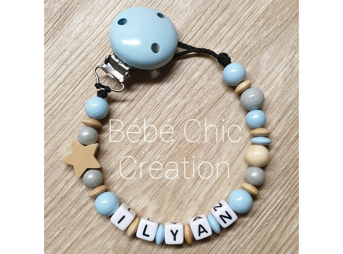 Attache sucette prénom personnalise Bleu ciel, gris et bois