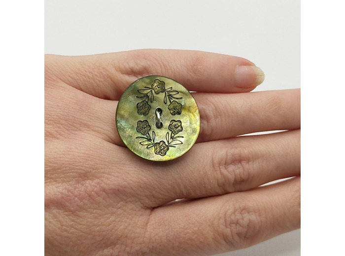 Bague nacrée vert gravée