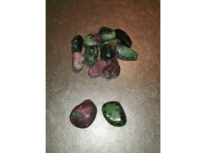 Rubis sur zoïsite pierres roulées