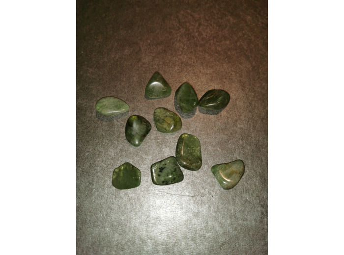 Hiddenite verte taille S pierres roulées