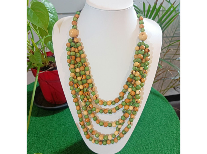 Collier Esméralda beige-vert en ivoire végétal