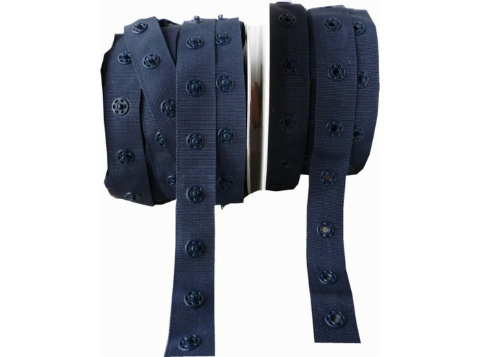 Boutons pression sur bande marine