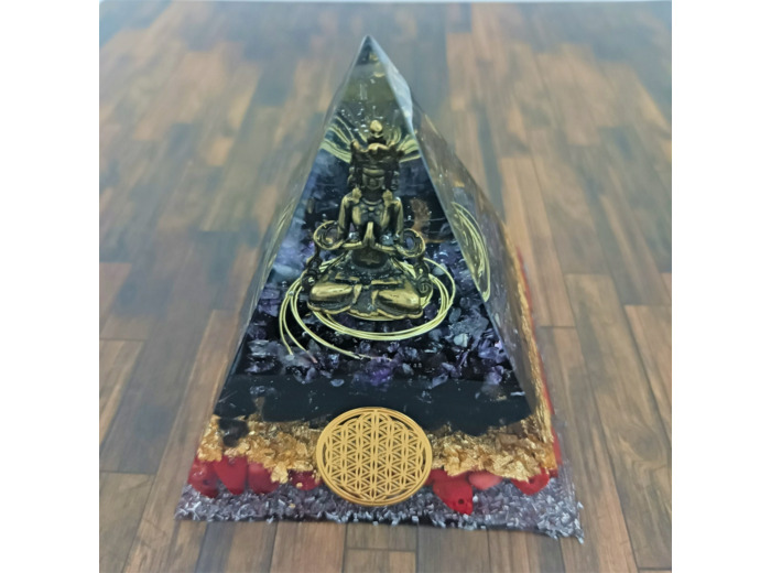 Pyramide orgonite n°18  8x8cm