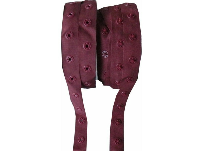 Boutons pression sur bande bordeaux