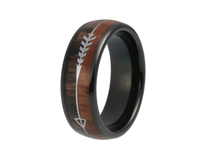 Bague en forme de flèche, incrustation en bois naturel sur acier inox noir