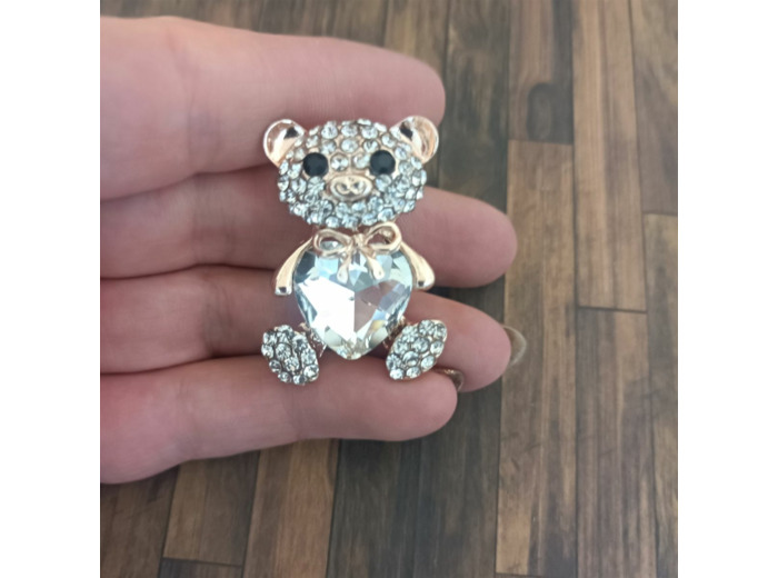 Broche ours en forme de cœur en cristal