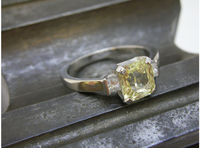 Bague or blanc saphir jaune et diamants