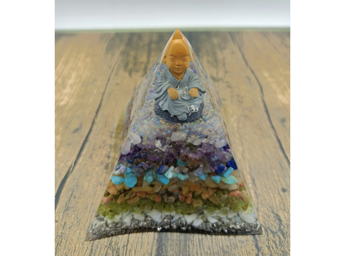 Pyramide orgonite bouddha n°9    7x7cm