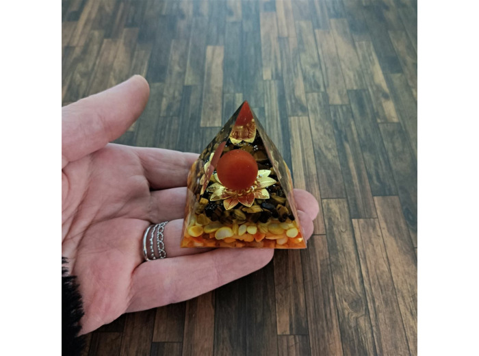 Pyramide orgonite  n°20   5x5cm