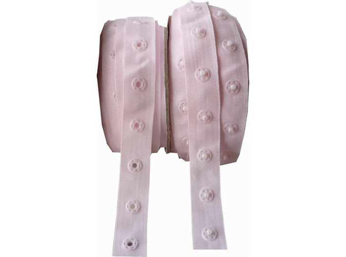 Boutons pression sur bande rose