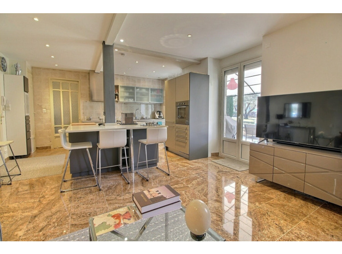 Appartement plain-pied sur grande terrasse et garage