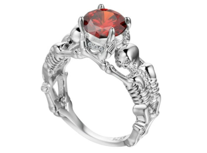 Bague homme 2 squelettes pierre rouge