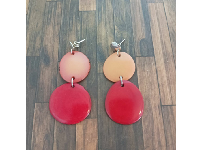 Boucles d'oreilles Synthia rouge-saumon en ivoire végétal