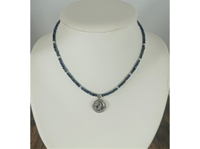 Tour de cou perles facettées bleu nuit et sa médaille lune