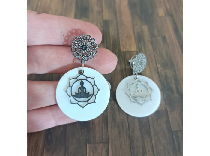 Boucles d'oreilles nacre et yoga zen en acier inoxydable