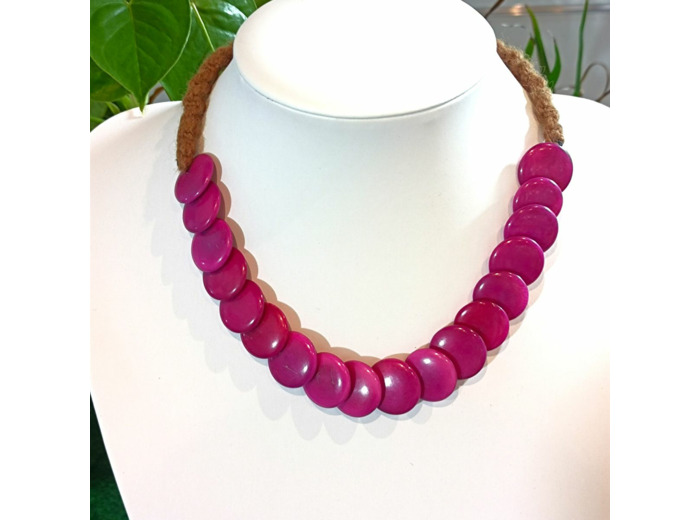 Collier Rinata fuchsia en ivoire végétal