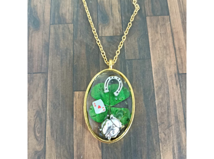 Pendentif en résine porte bonheur