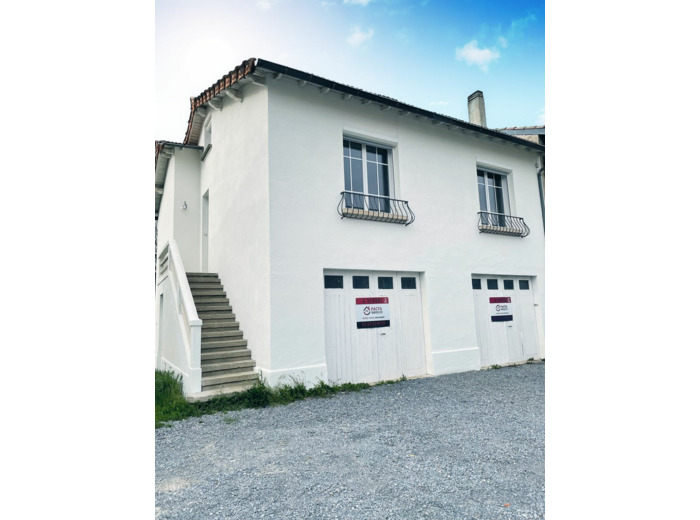 Maison de ville rénovée avec jardin et double garage