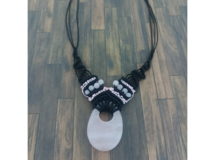 Collier en perles naturelles tissé noir/rose