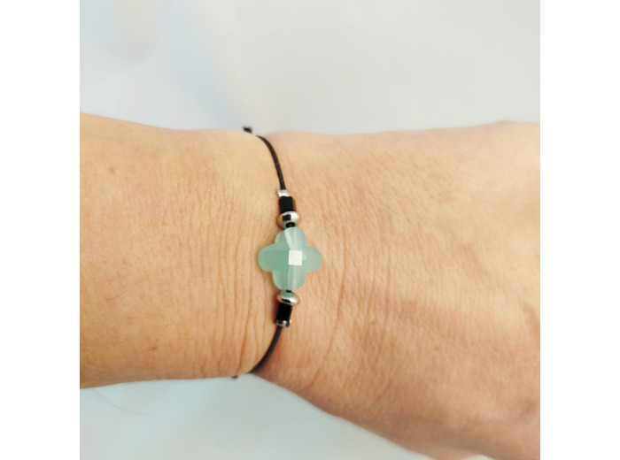 Bracelet élastique noir/argenté/trèfle facetté vert