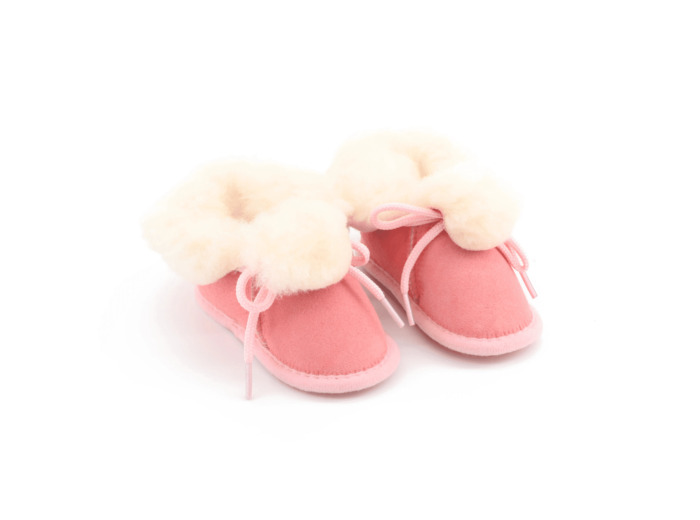 Chaussons bébé rose en peau de mouton