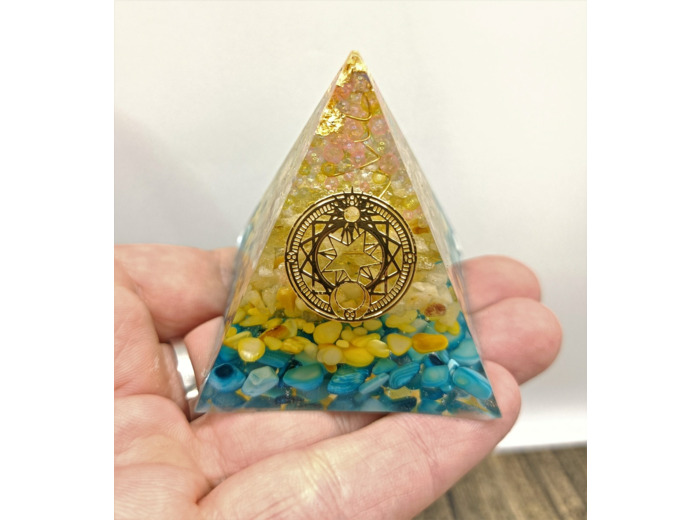 Pyramide orgonite n°4   5x5cm