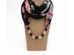 Foulard coton noir à fleurs collier à perles noir/argenté