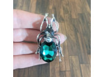 Broche scarabée vert