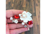Broche en coquillage et fleur perlée