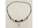 Tour de cou agate noire/porcelaine blanche clé de sol argenté sur cordon noir