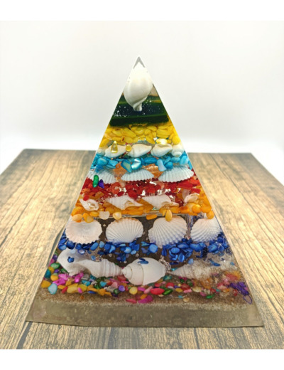 Pyramide orgonite n°13       13x13cm