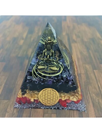 Pyramide orgonite n°18  8x8cm