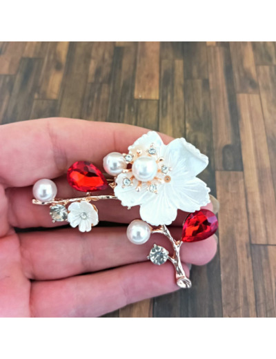 Broche en coquillage et fleur perlée