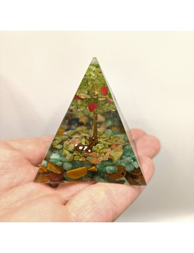 Pyramide orgonite n°7    5x5cm